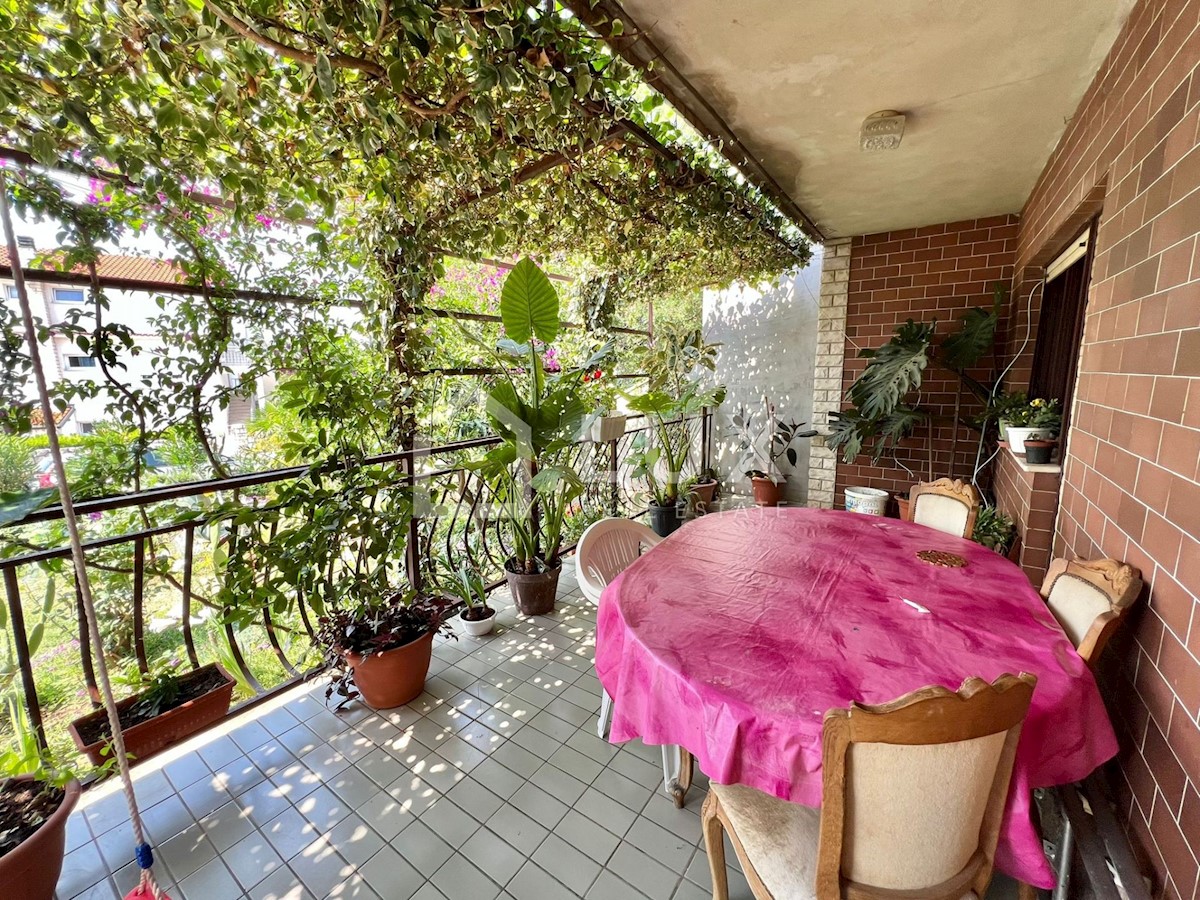 CRIKVENICA - hiša z dvema apartmajema in vrtom