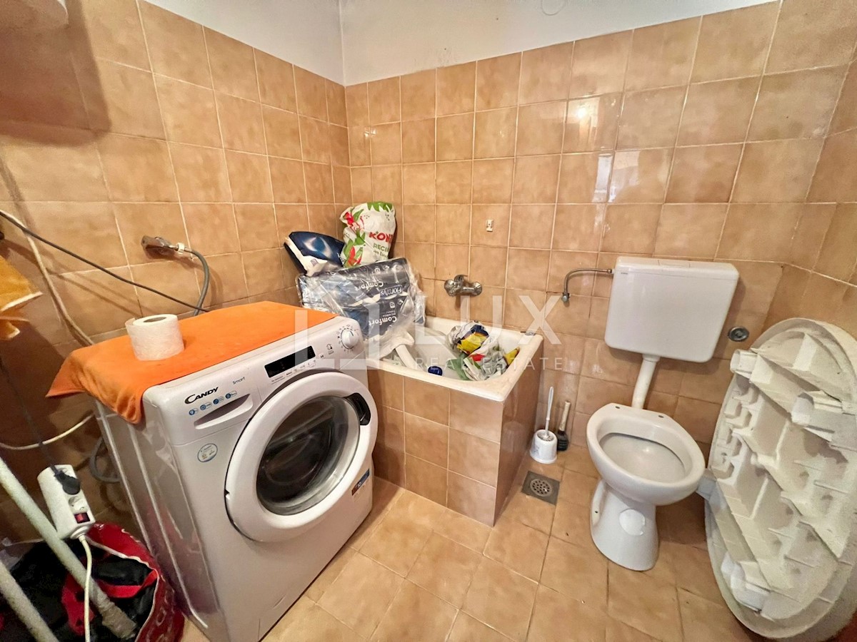 CRIKVENICA - hiša z dvema apartmajema in vrtom