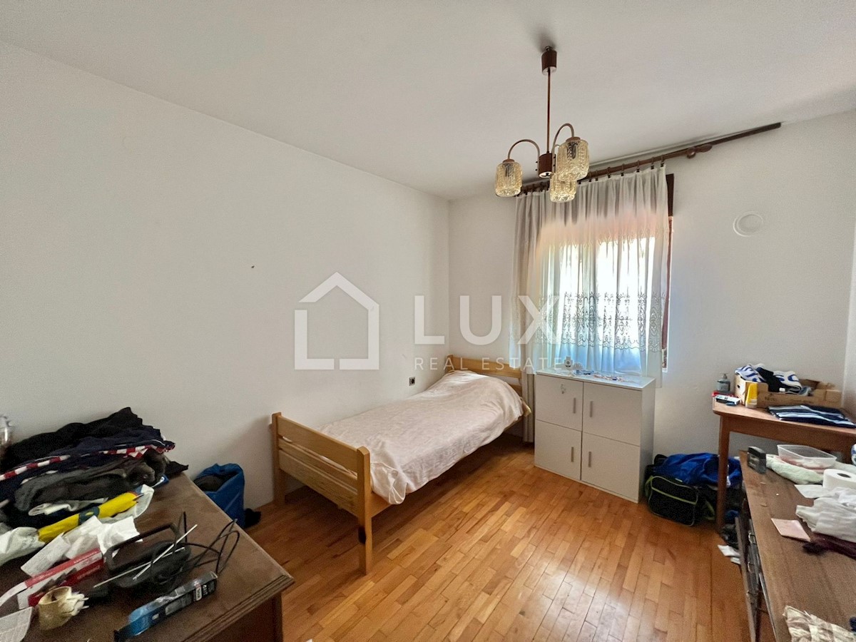 CRIKVENICA - hiša z dvema apartmajema in vrtom