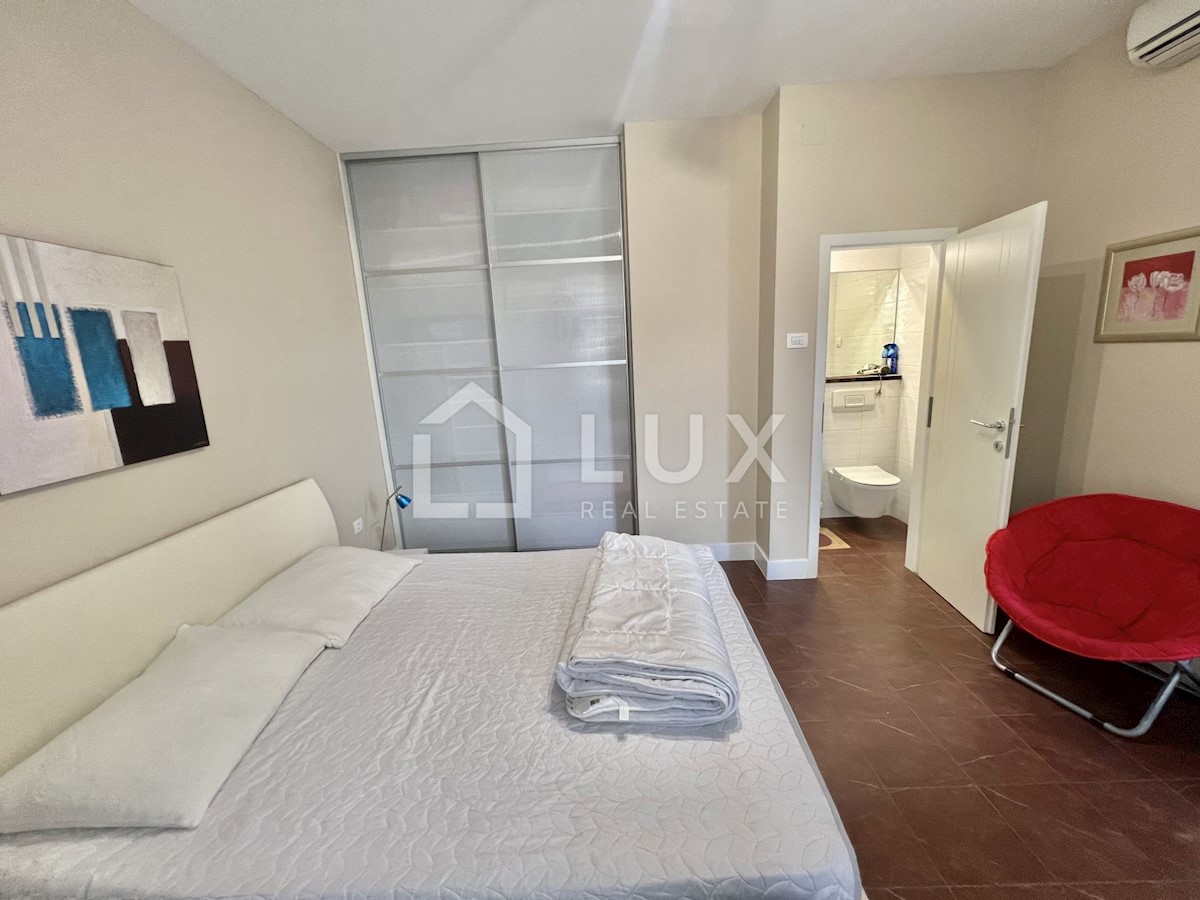 CRIKVENICA - hiša s tremi apartmaji v centru mesta