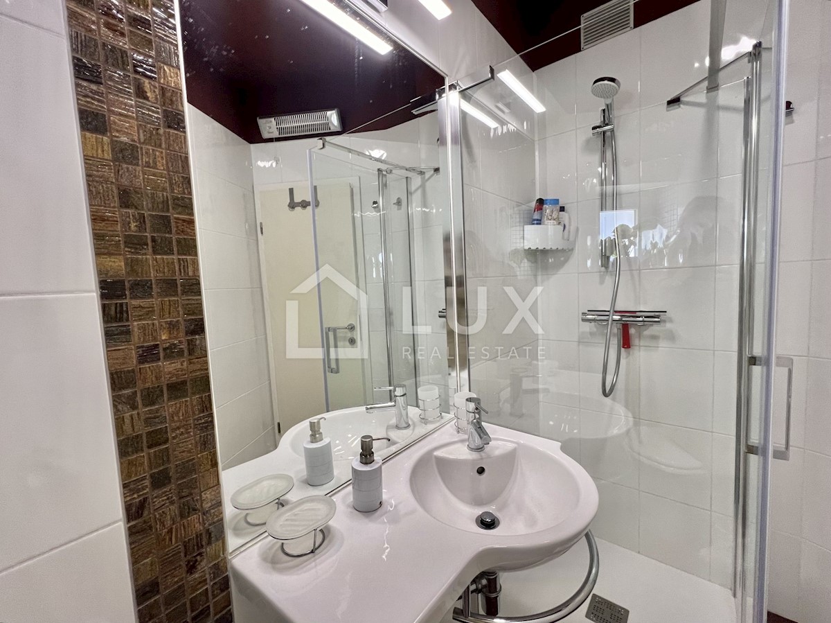 CRIKVENICA - hiša s tremi apartmaji v centru mesta