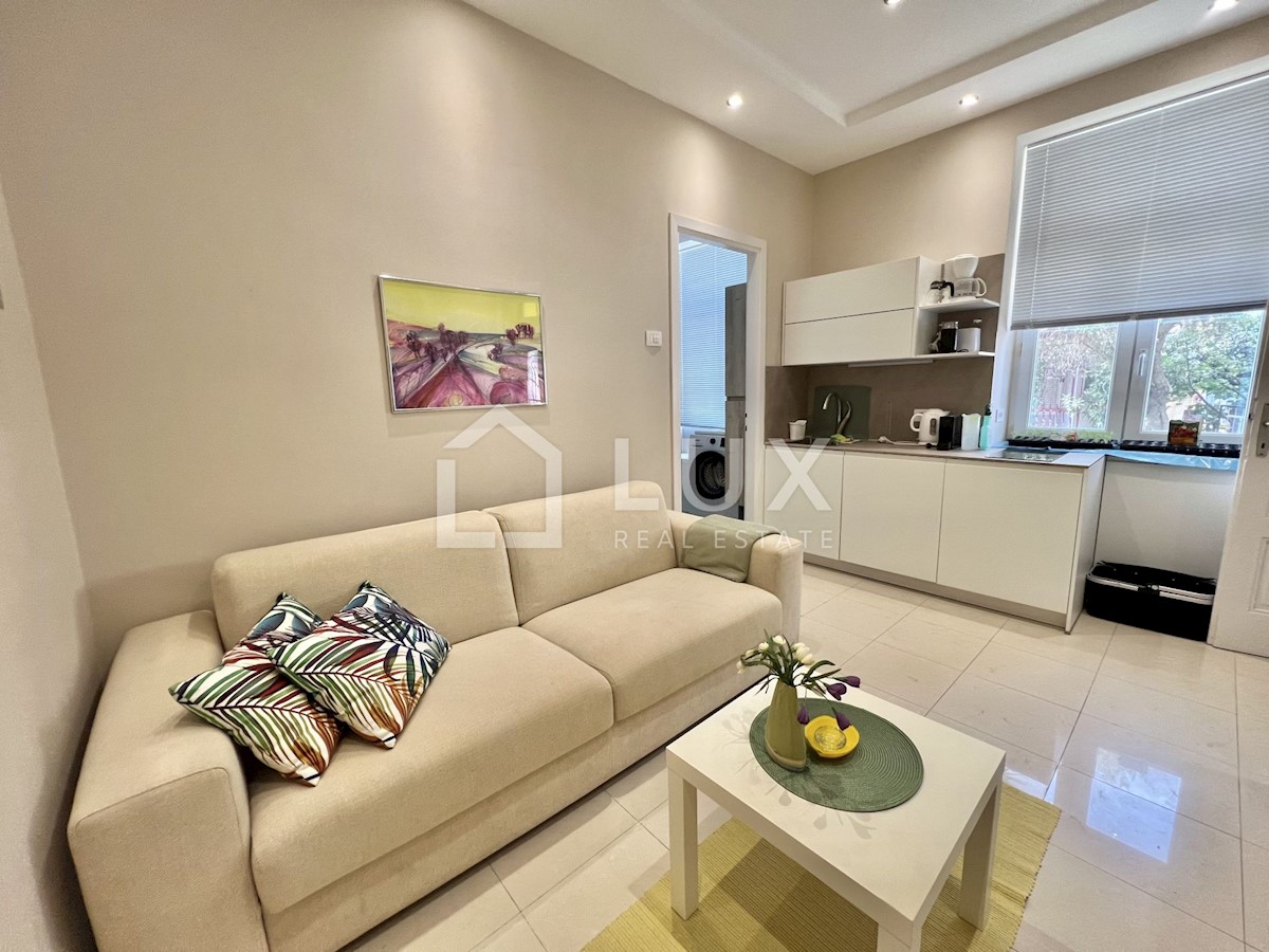 CRIKVENICA - hiša s tremi apartmaji v centru mesta