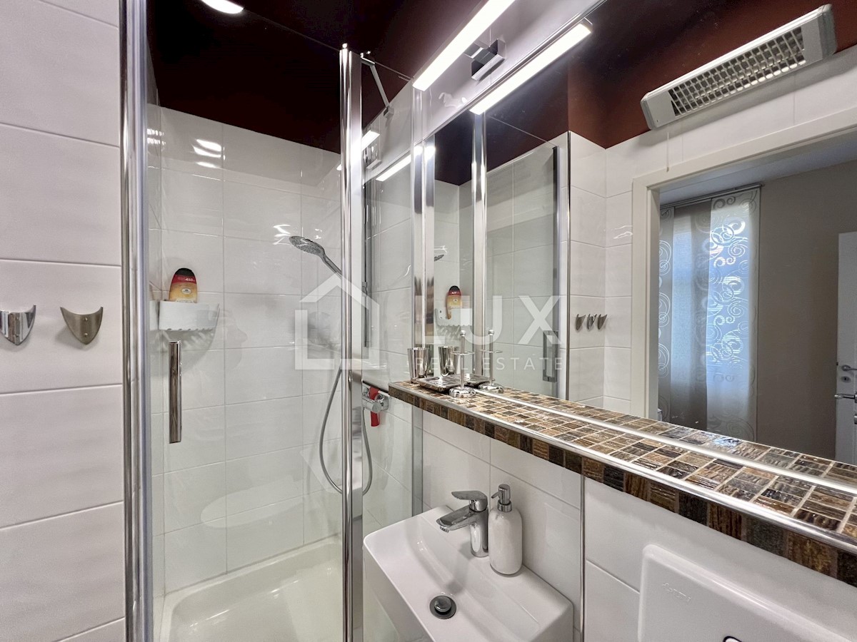 CRIKVENICA - hiša s tremi apartmaji v centru mesta