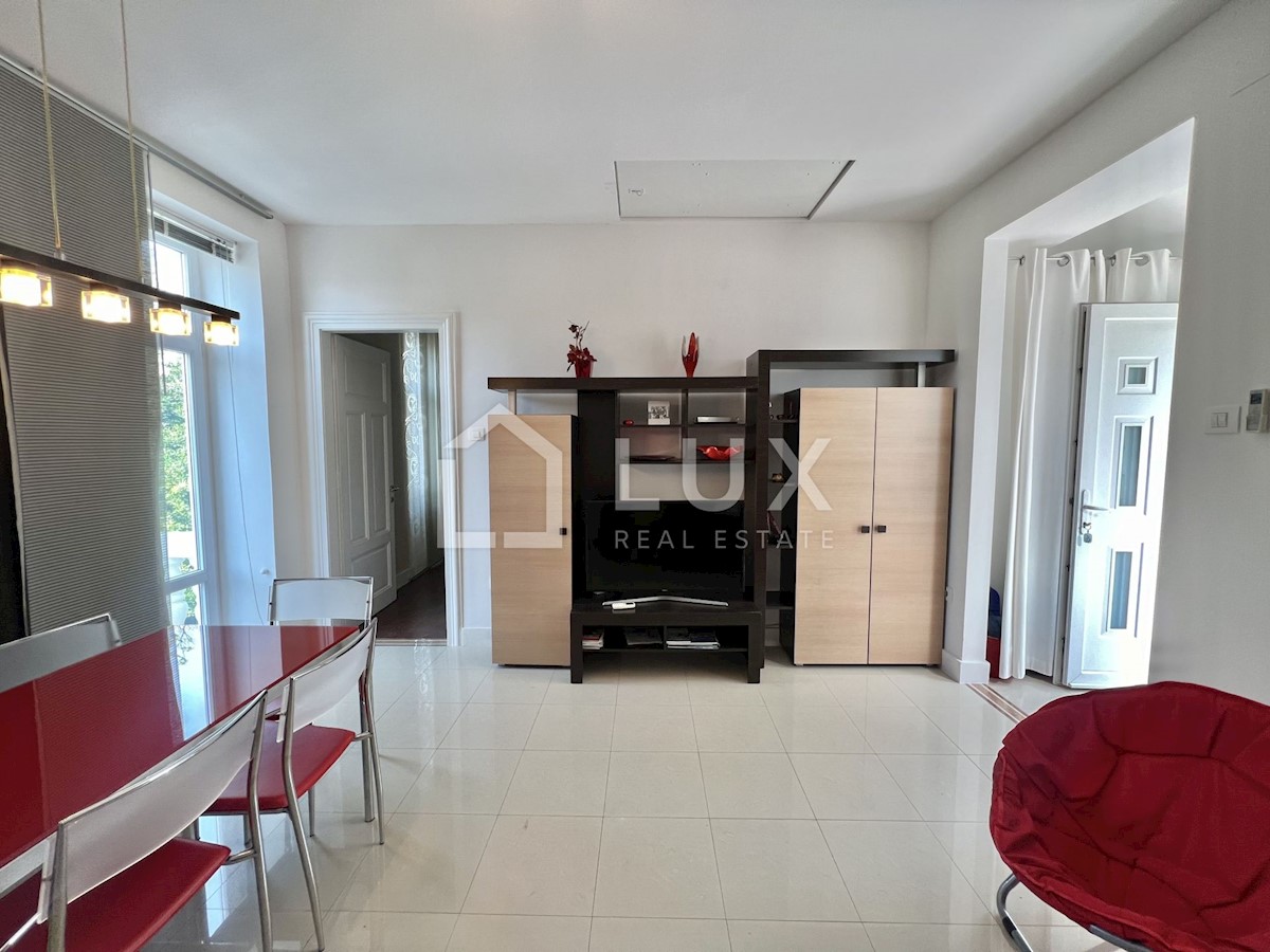 CRIKVENICA - hiša s tremi apartmaji v centru mesta