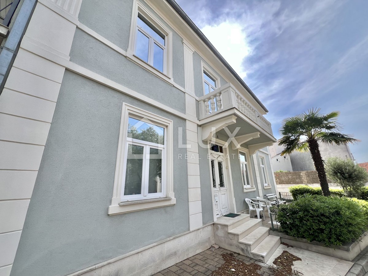 CRIKVENICA - hiša s tremi apartmaji v centru mesta