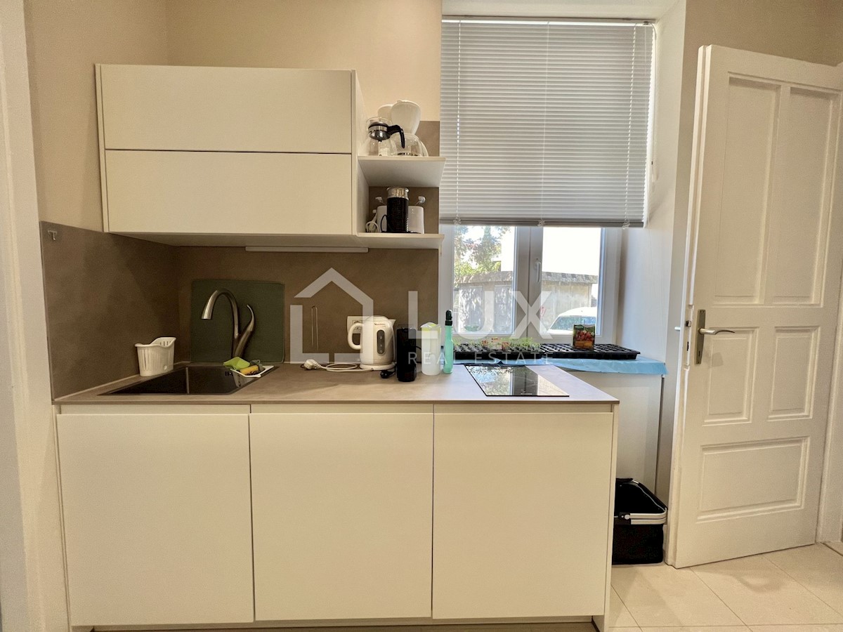 CRIKVENICA - hiša s tremi apartmaji v centru mesta