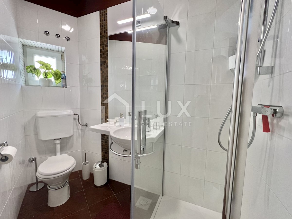 CRIKVENICA - hiša s tremi apartmaji v centru mesta