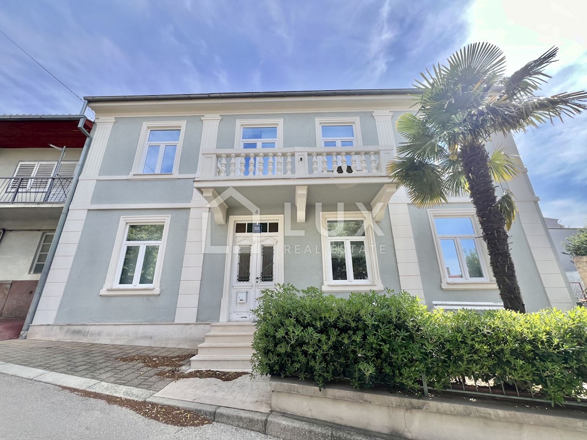 CRIKVENICA - hiša s tremi apartmaji v centru mesta