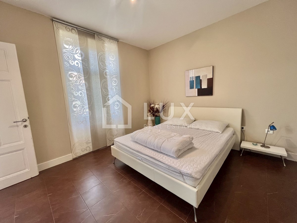 CRIKVENICA - hiša s tremi apartmaji v centru mesta