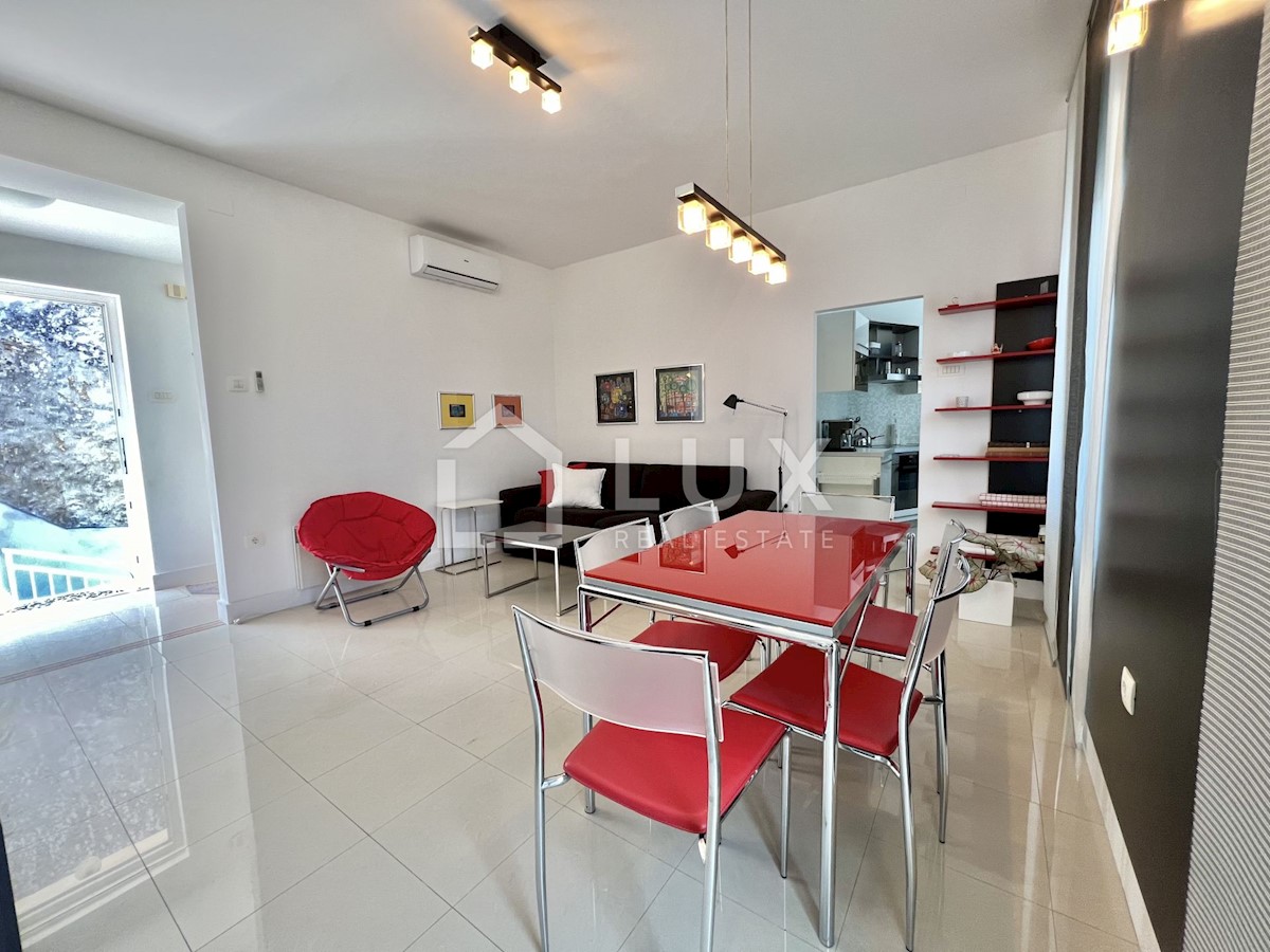 CRIKVENICA - hiša s tremi apartmaji v centru mesta