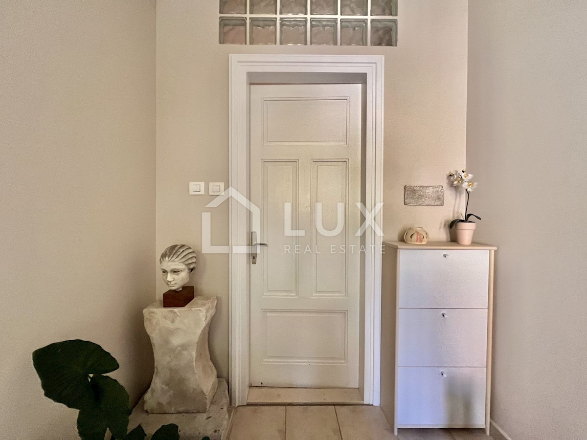 CRIKVENICA - hiša s tremi apartmaji v centru mesta