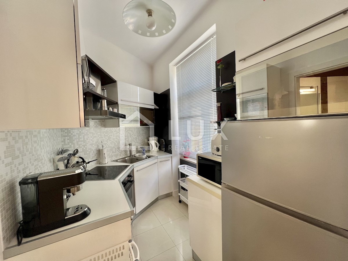 CRIKVENICA - hiša s tremi apartmaji v centru mesta