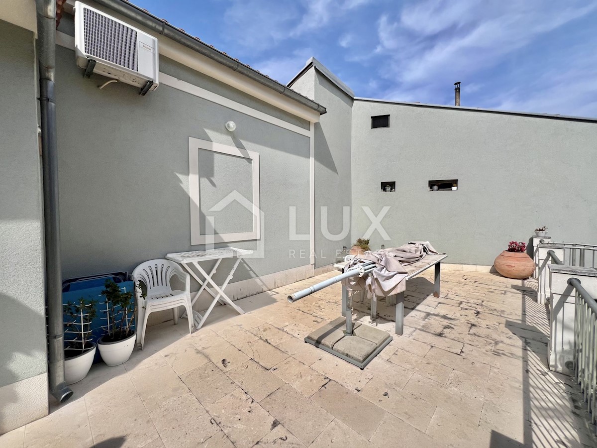 CRIKVENICA - hiša s tremi apartmaji v centru mesta