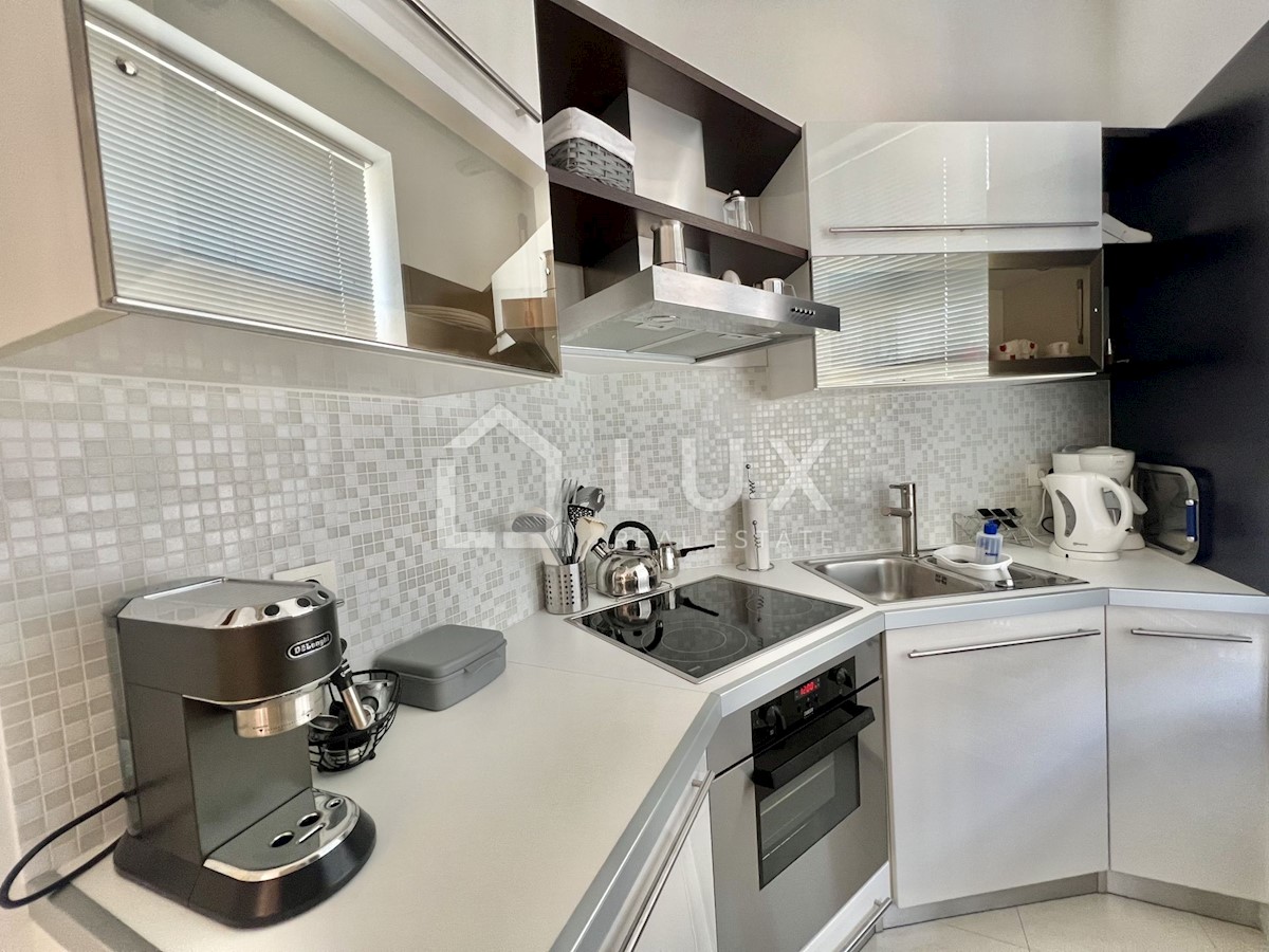 CRIKVENICA - hiša s tremi apartmaji v centru mesta