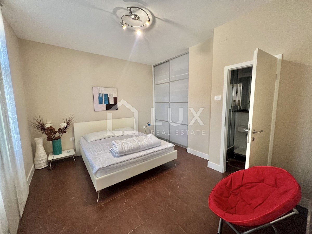 CRIKVENICA - hiša s tremi apartmaji v centru mesta