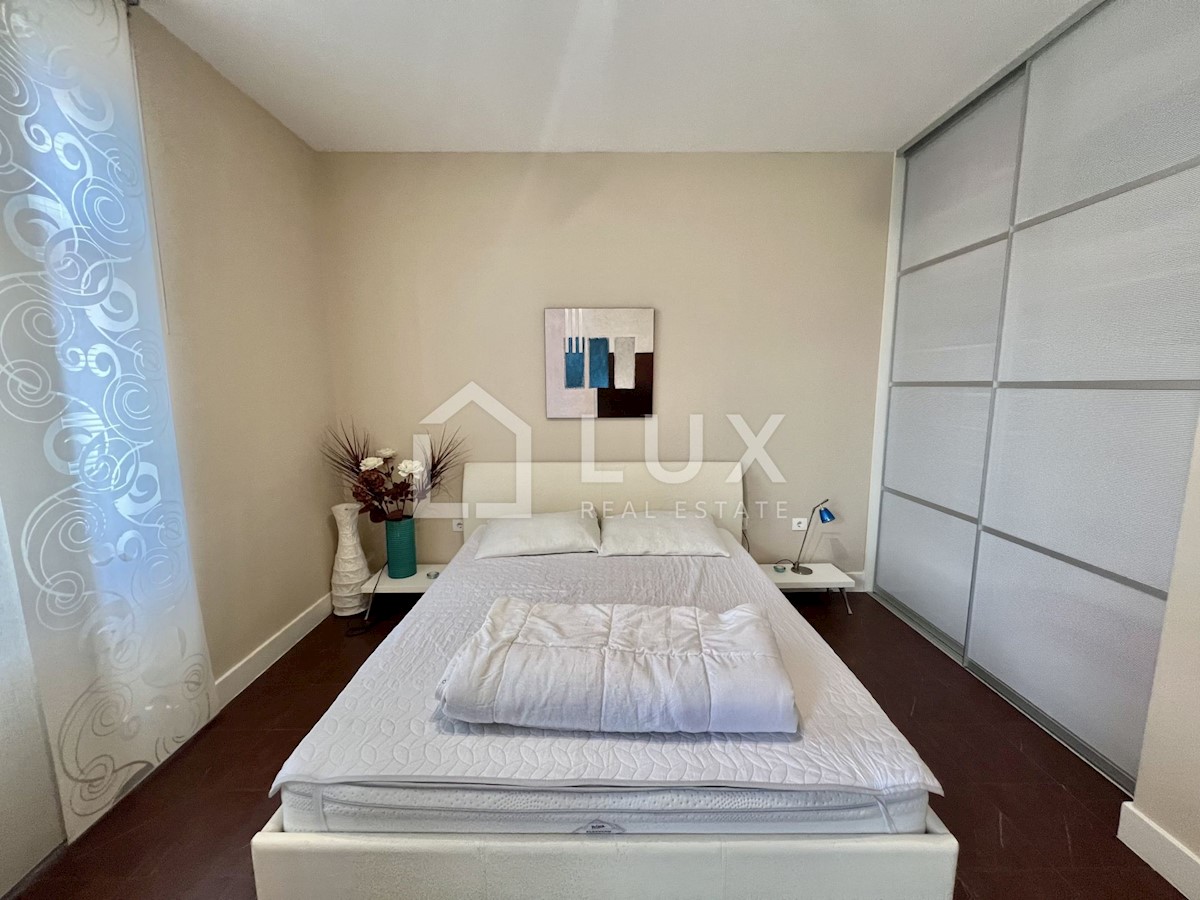 CRIKVENICA - hiša s tremi apartmaji v centru mesta