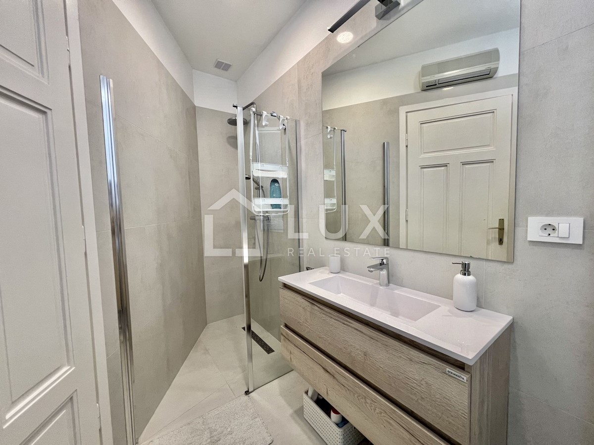 CRIKVENICA - hiša s tremi apartmaji v centru mesta