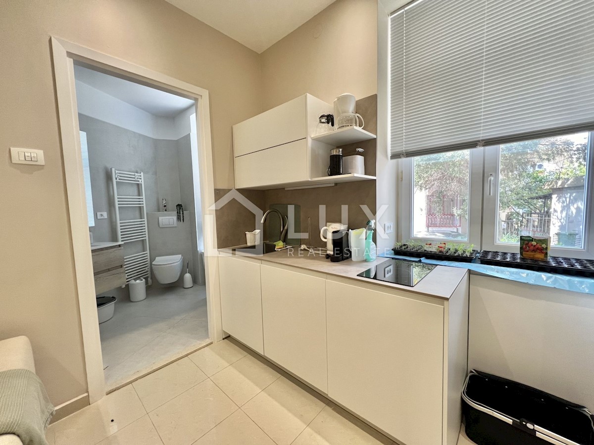 CRIKVENICA - hiša s tremi apartmaji v centru mesta