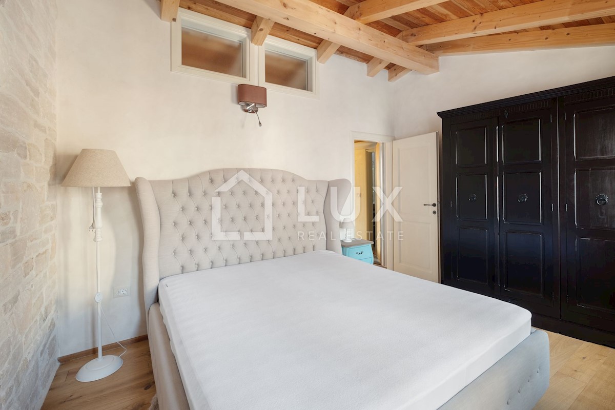 NOVIGRAD - kamnita hiša 30m od morja, center mesta