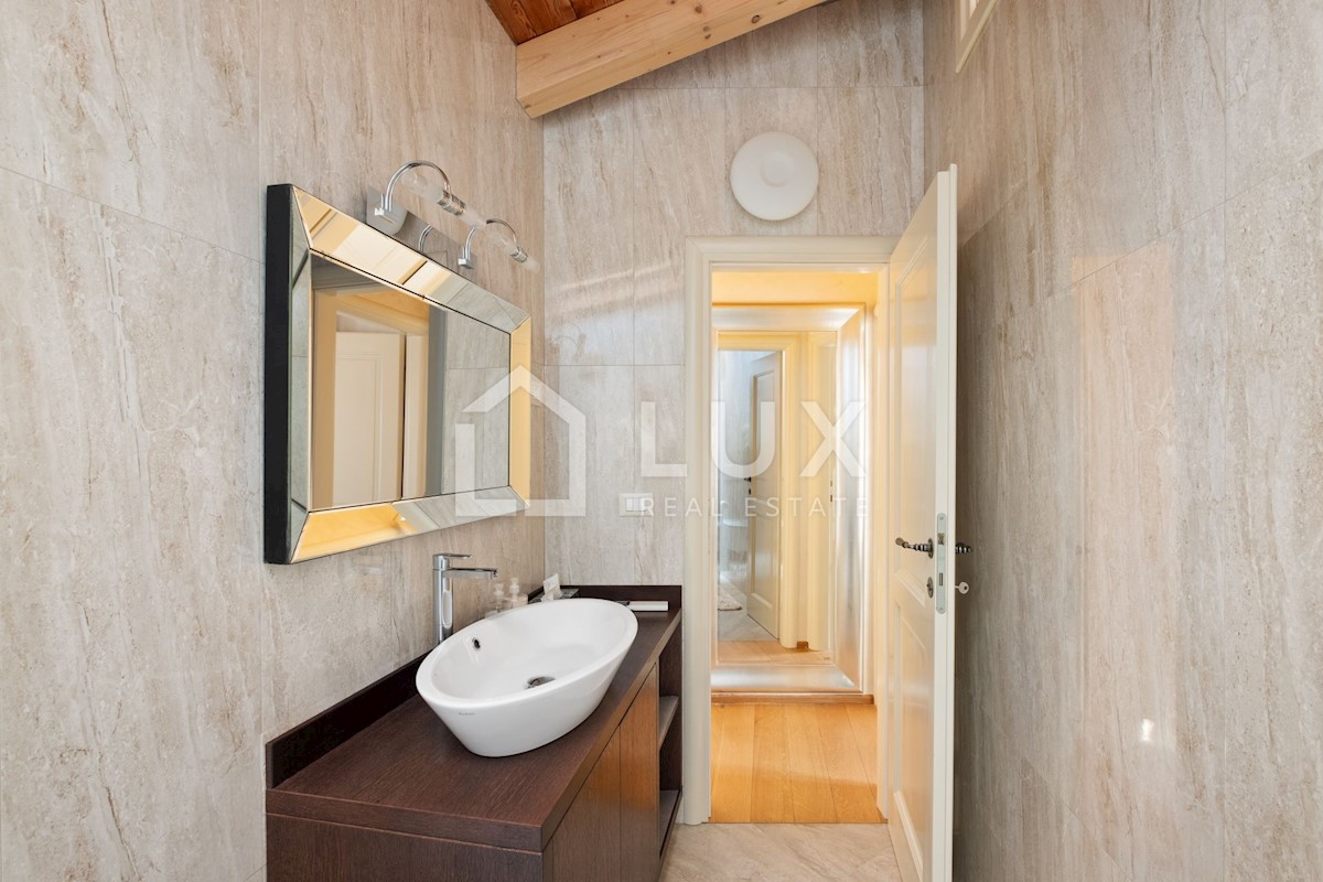 NOVIGRAD - kamnita hiša 30m od morja, center mesta
