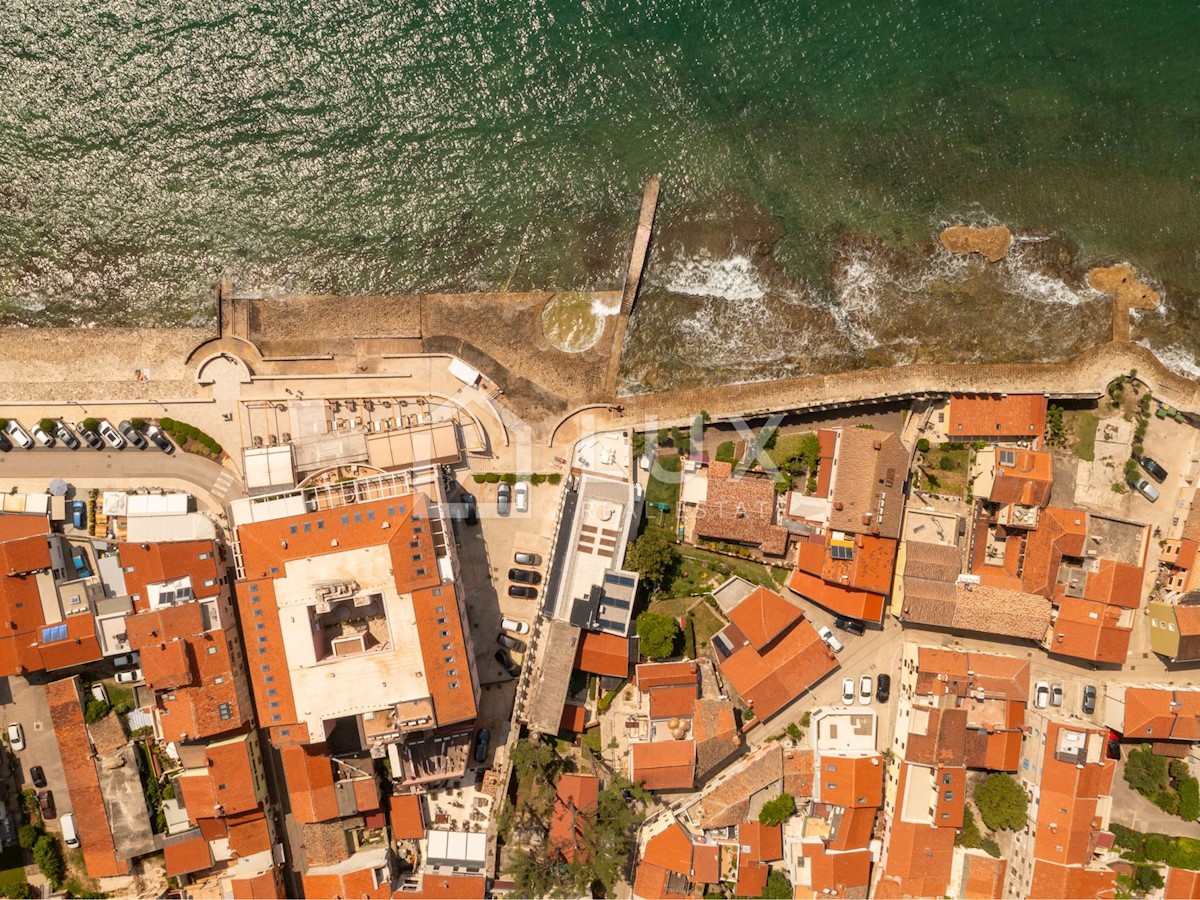 NOVIGRAD - kamnita hiša 30m od morja, center mesta