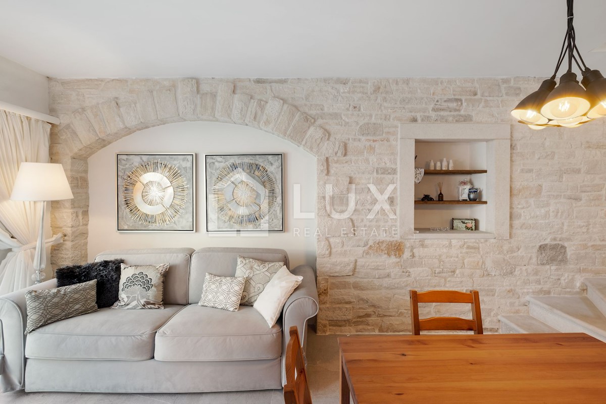 NOVIGRAD - kamnita hiša 30m od morja, center mesta