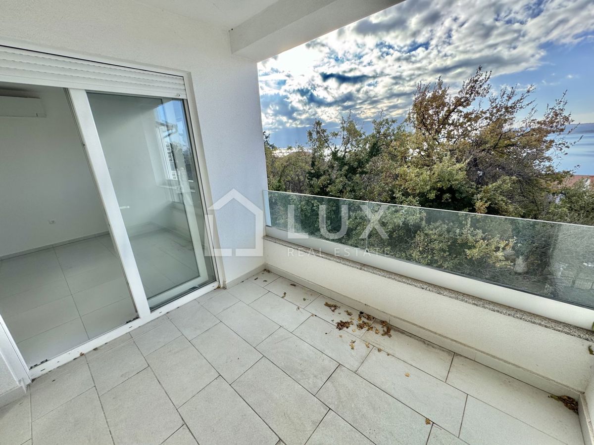 CRIKVENICA - dva apartmaja, 106m2, 150m do morja, novogradnja
