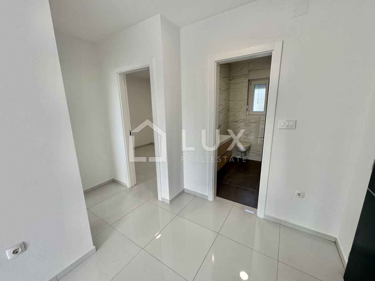 CRIKVENICA - dva apartmaja, 106m2, 150m do morja, novogradnja