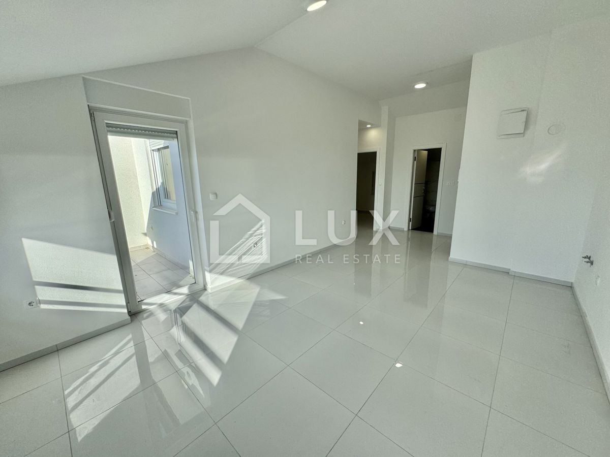 CRIKVENICA - dva apartmaja, 106m2, 150m do morja, novogradnja