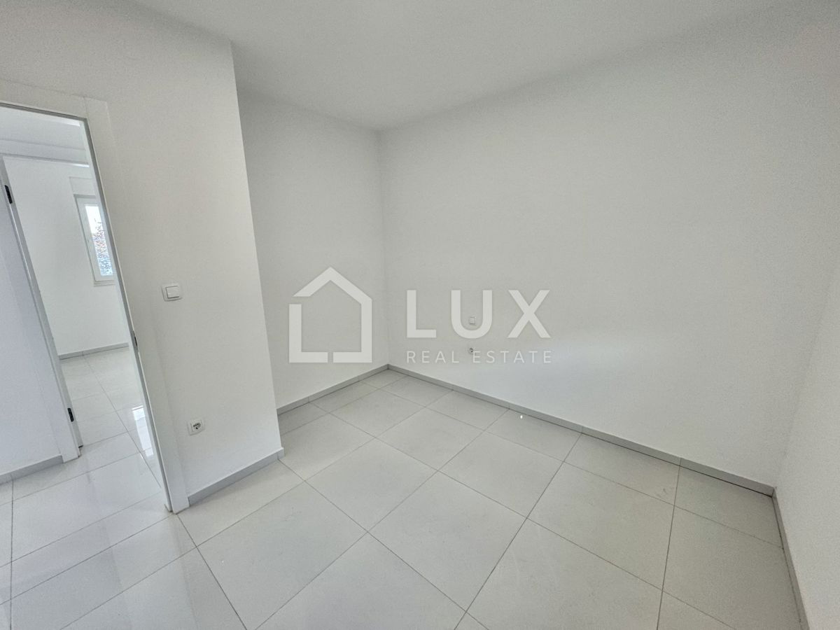 CRIKVENICA - dva apartmaja, 106m2, 150m do morja, novogradnja