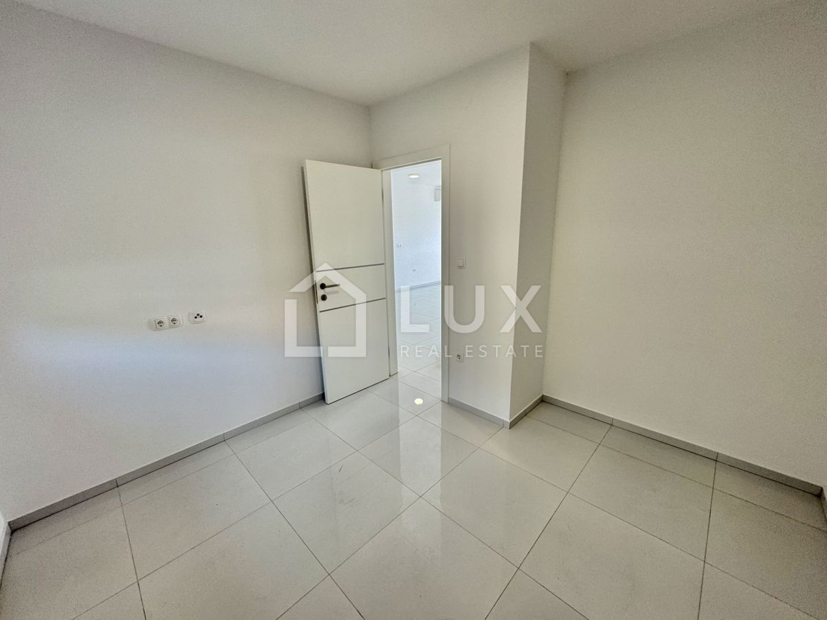 CRIKVENICA - dva apartmaja, 106m2, 150m do morja, novogradnja