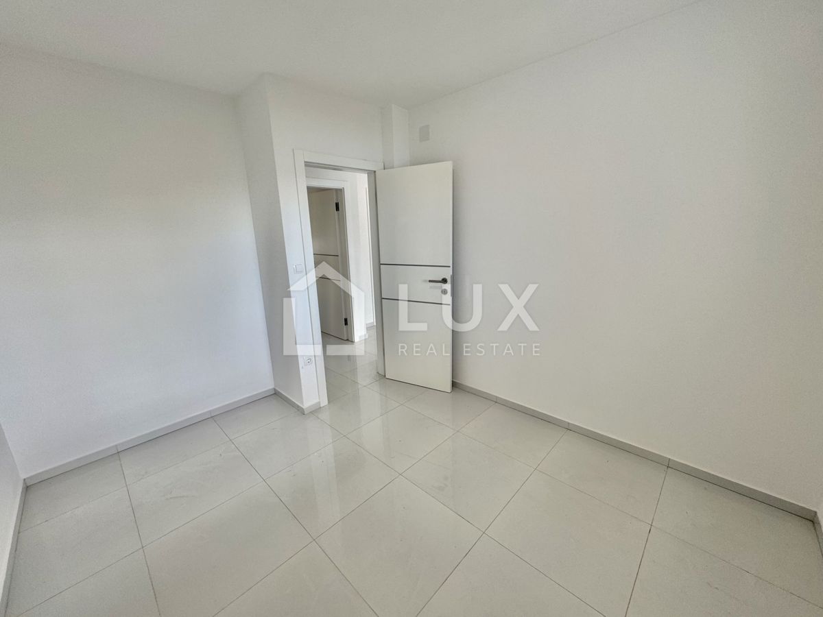 CRIKVENICA - dva apartmaja, 106m2, 150m do morja, novogradnja