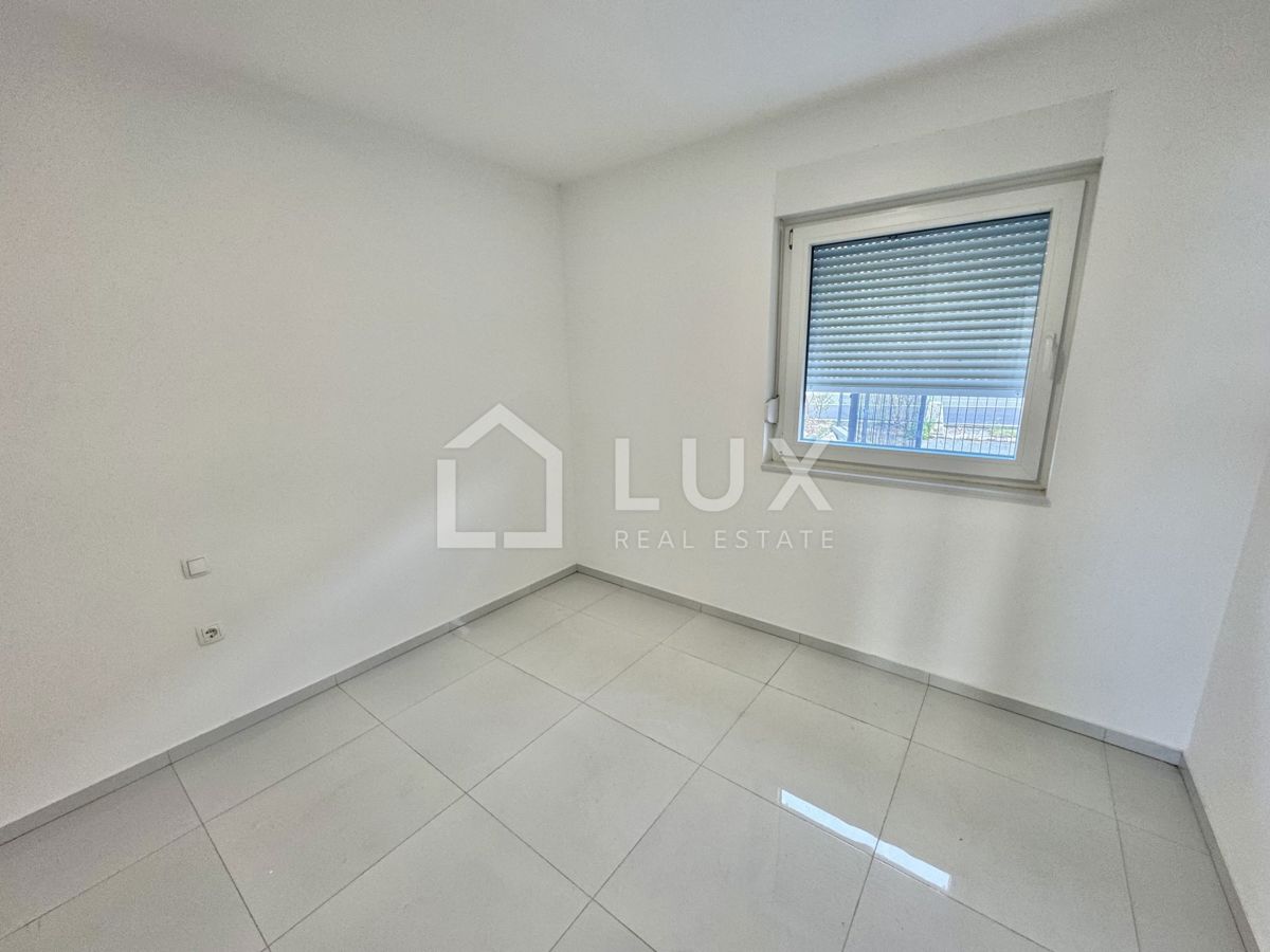 CRIKVENICA - dva apartmaja, 106m2, 150m do morja, novogradnja