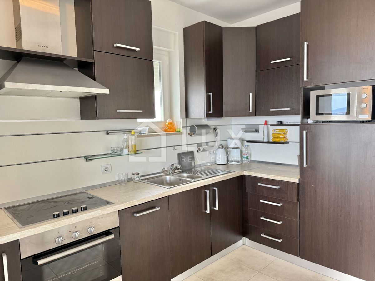 CRIKVENICA - apartma 3s + kopalnica, bazen, pogled na morje