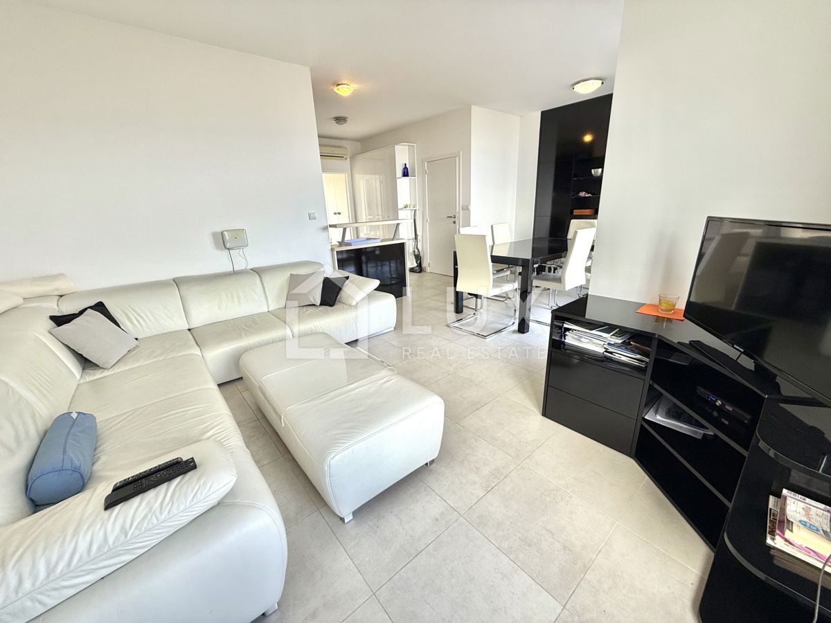 CRIKVENICA - apartma 3s + kopalnica, bazen, pogled na morje
