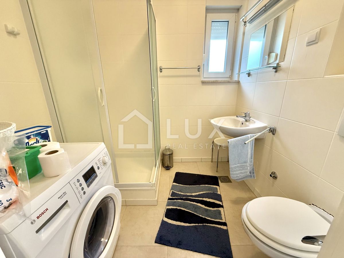 CRIKVENICA - apartma 3s + kopalnica, bazen, pogled na morje