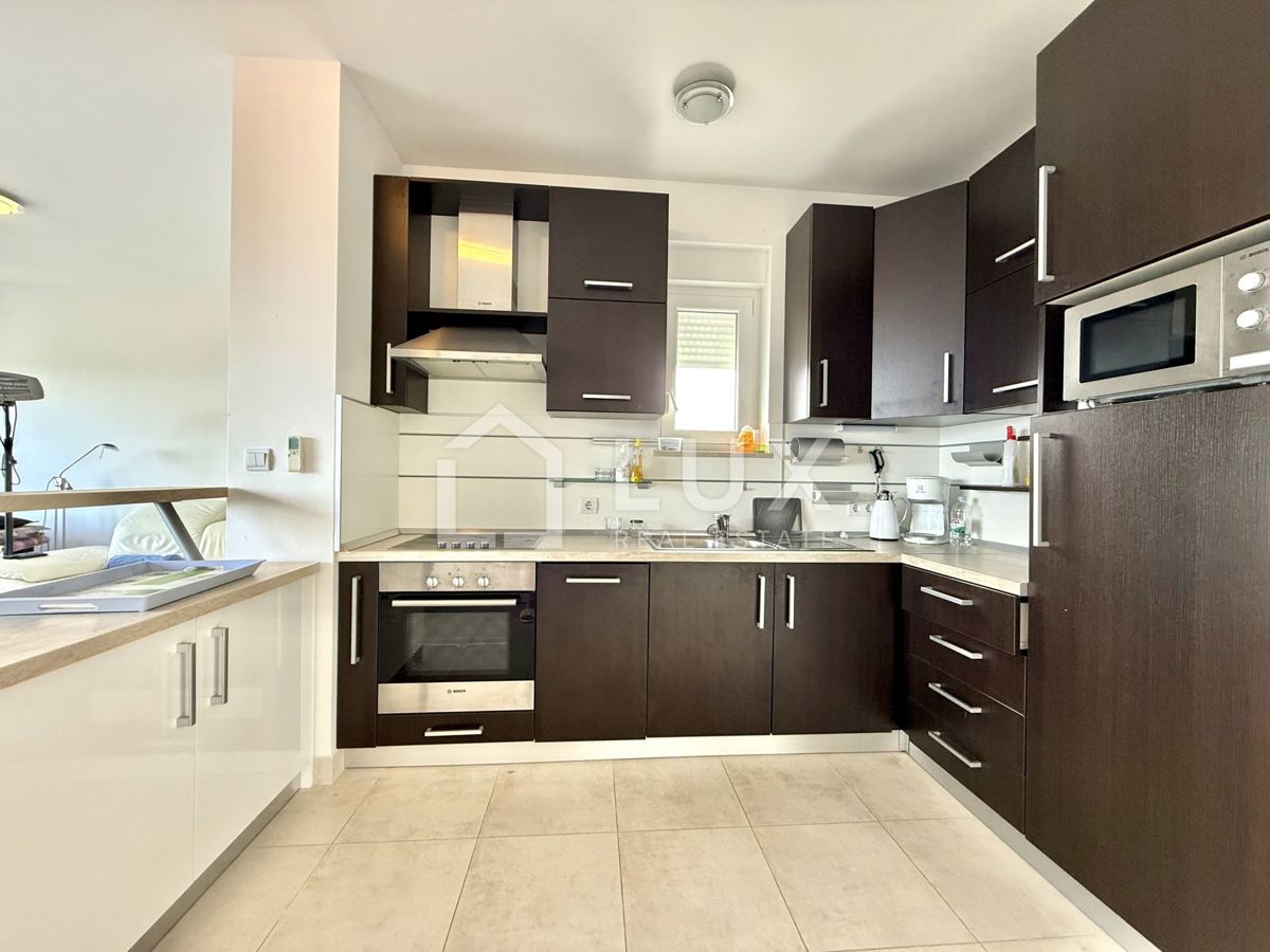 CRIKVENICA - apartma 3s + kopalnica, bazen, pogled na morje