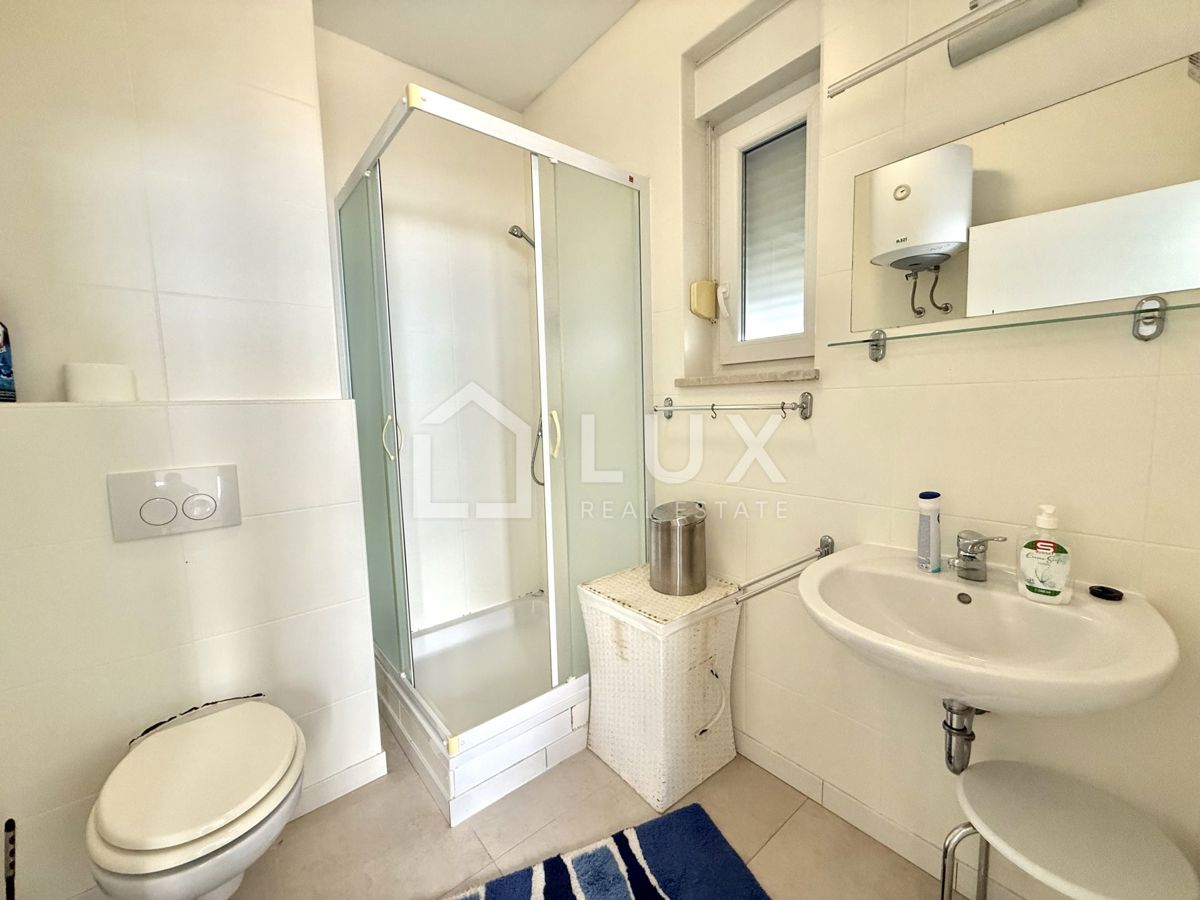 CRIKVENICA - apartma 3s + kopalnica, bazen, pogled na morje