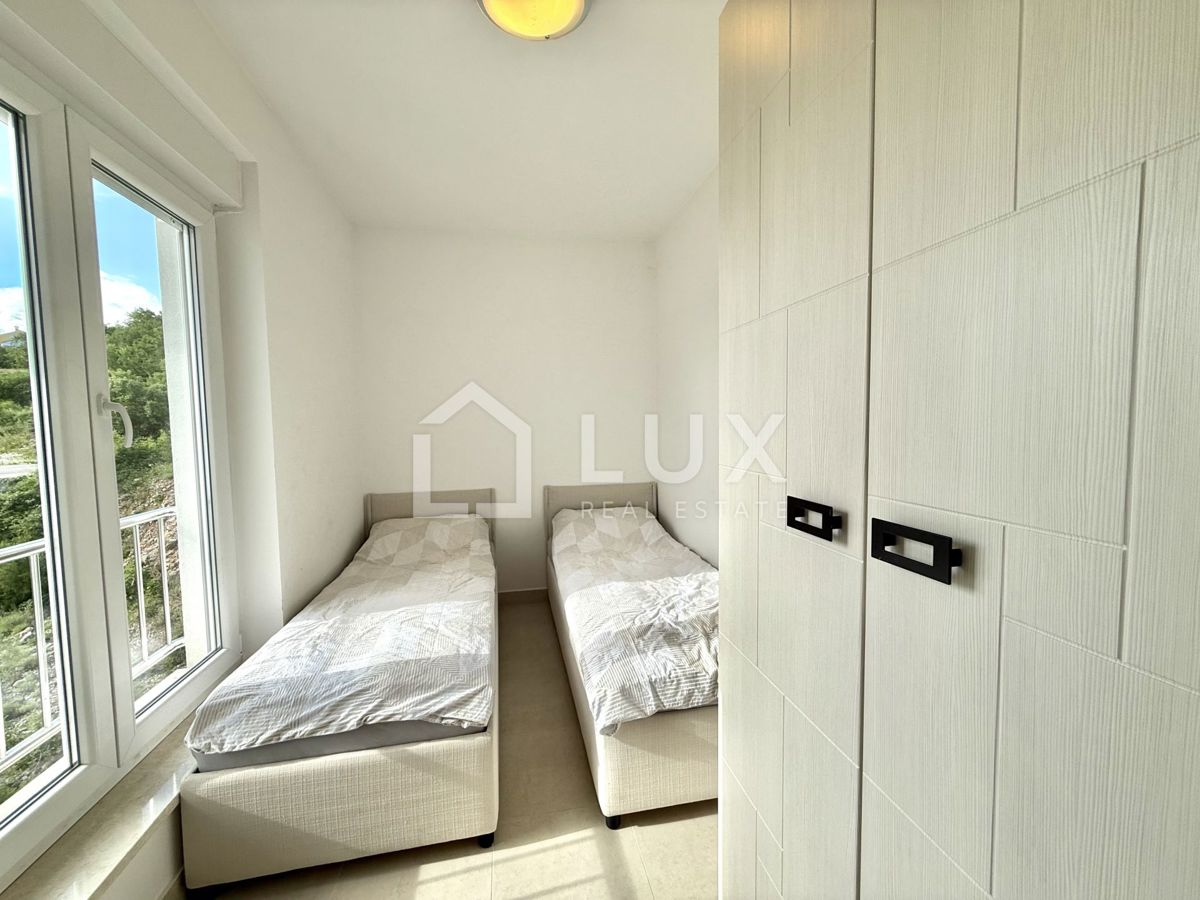 CRIKVENICA - apartma 3s + kopalnica, bazen, pogled na morje