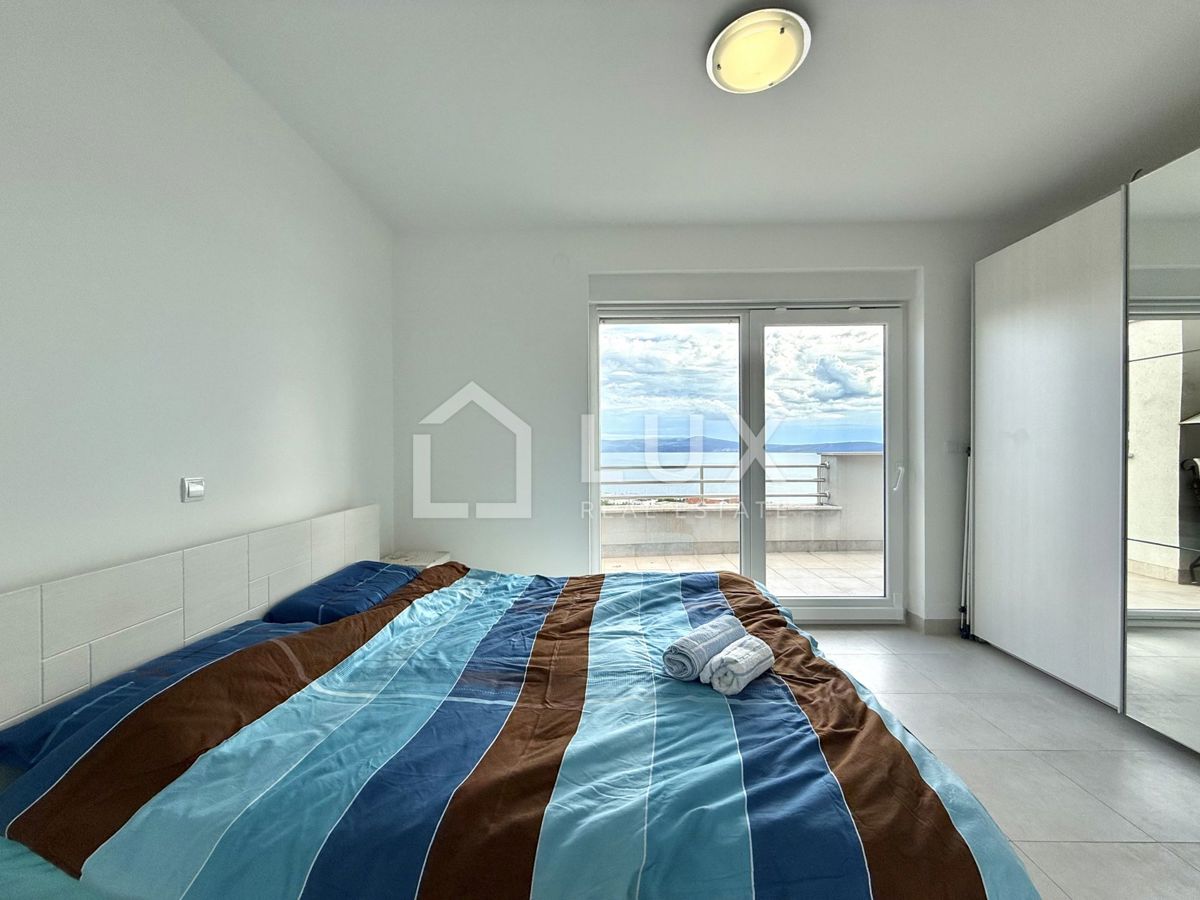 CRIKVENICA - apartma 3s + kopalnica, bazen, pogled na morje