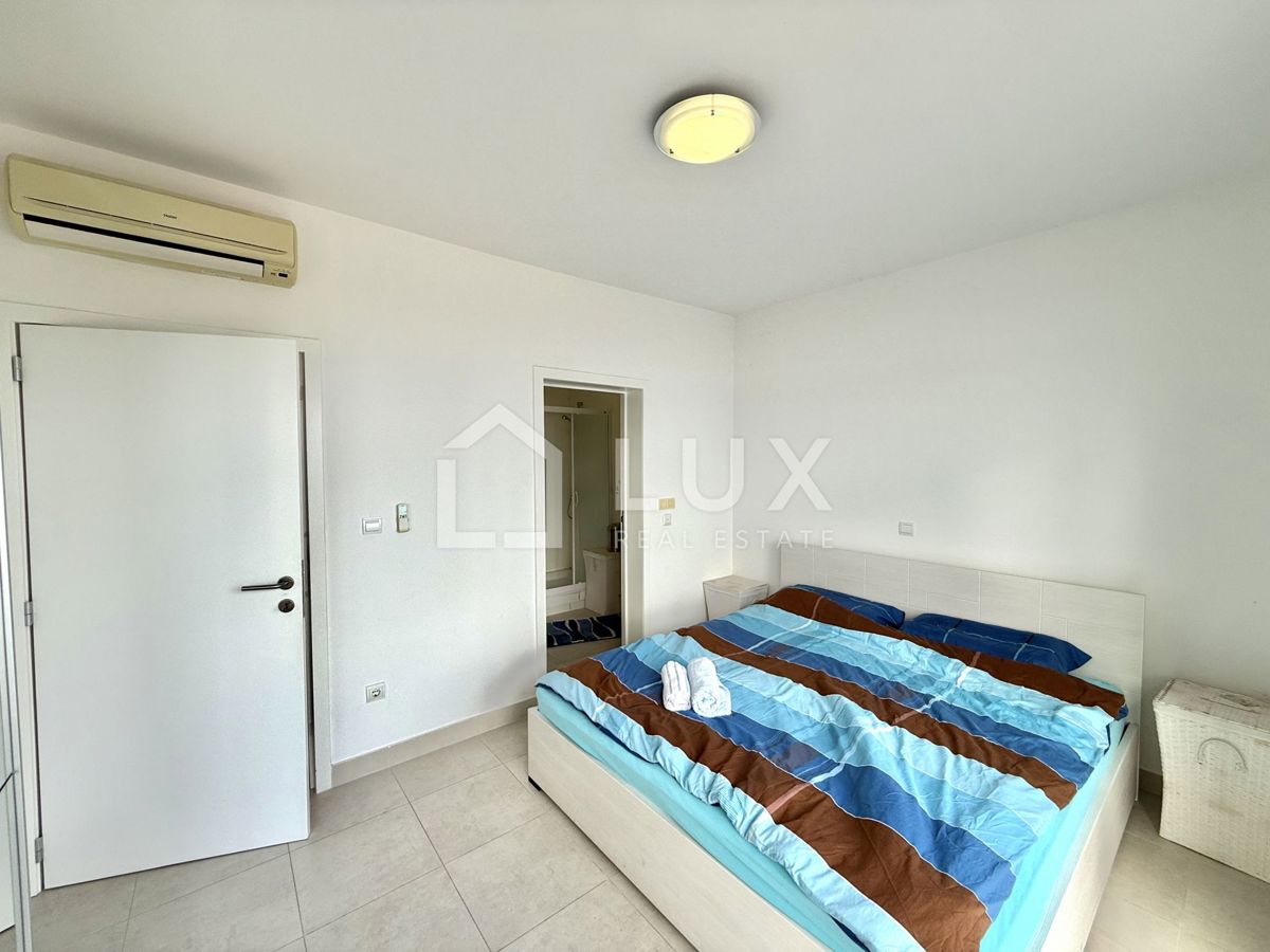 CRIKVENICA - apartma 3s + kopalnica, bazen, pogled na morje