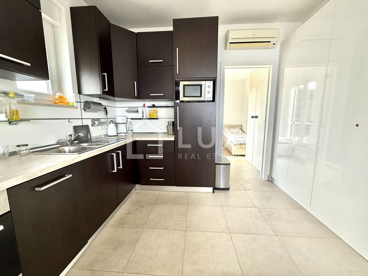 CRIKVENICA - apartma 3s + kopalnica, bazen, pogled na morje
