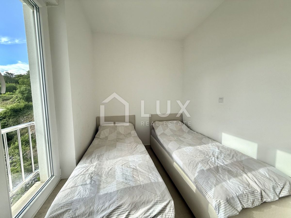 CRIKVENICA - apartma 3s + kopalnica, bazen, pogled na morje