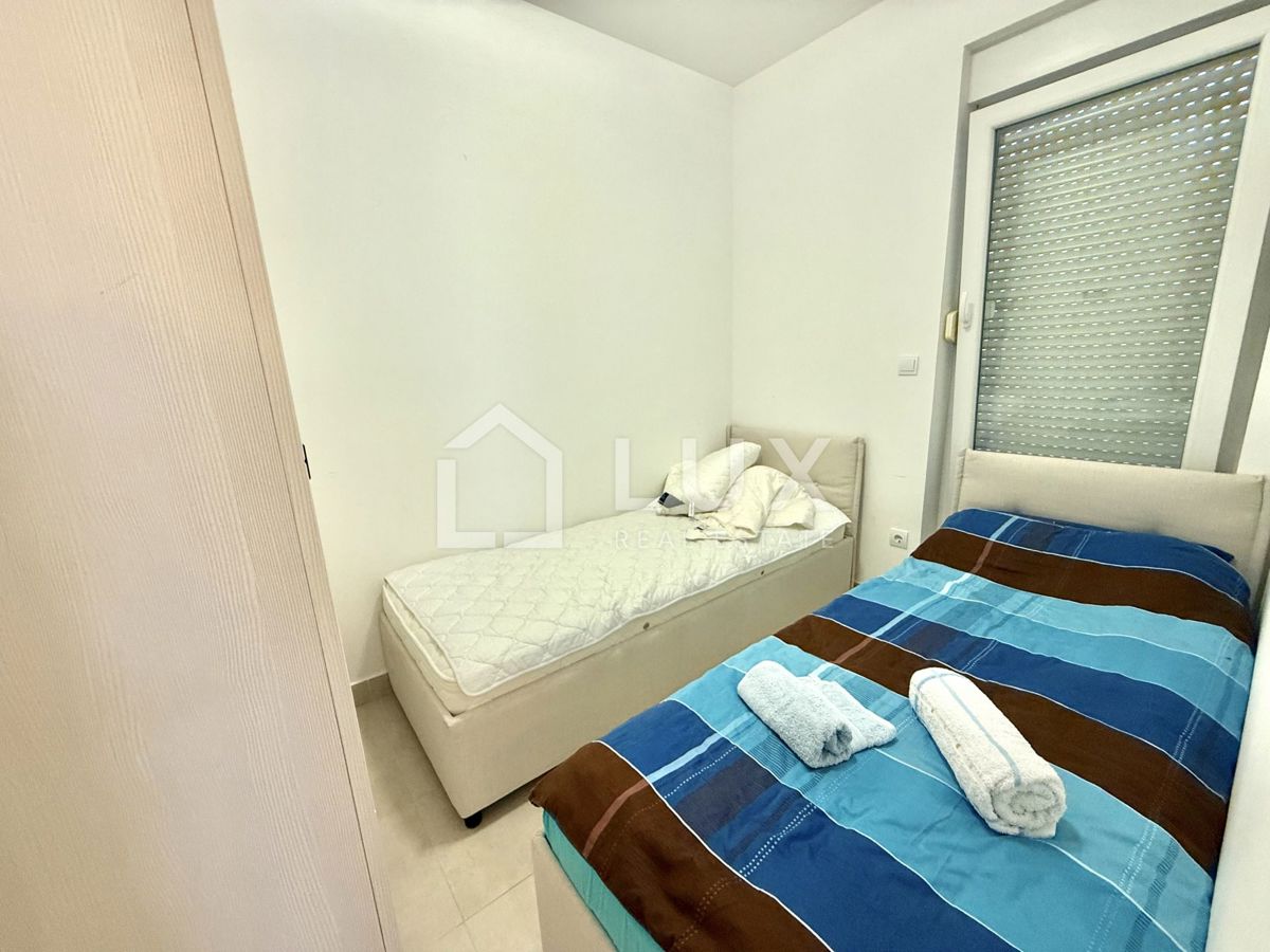 CRIKVENICA - apartma 3s + kopalnica, bazen, pogled na morje