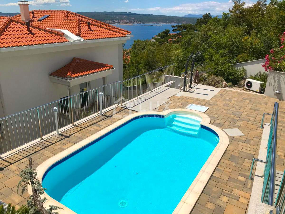 CRIKVENICA - apartma 3s + kopalnica, bazen, pogled na morje