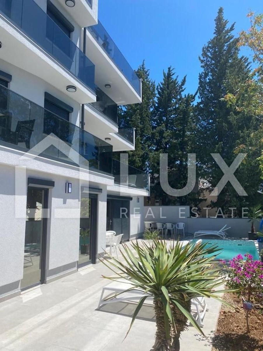 CRIKVENICA - apartmajska vila z bazenom
