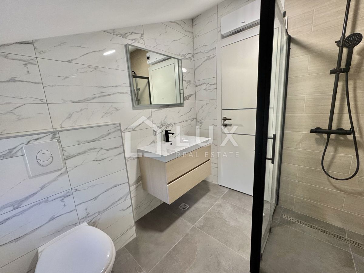 CRIKVENICA - dvoetažni apartma, 150m do morja, novogradnja