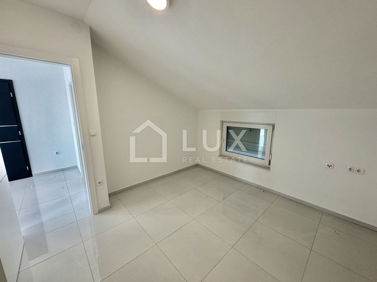 CRIKVENICA - dvoetažni apartma, 150m do morja, novogradnja