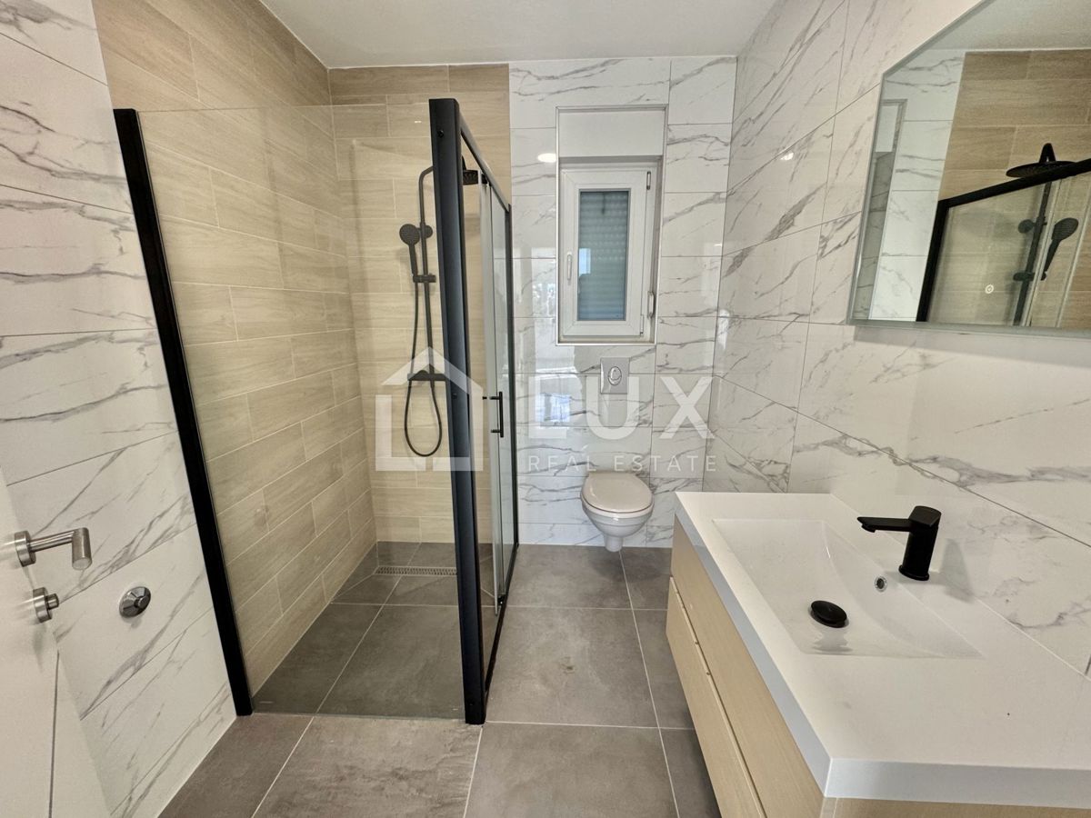 CRIKVENICA - dvoetažni apartma, 150m do morja, novogradnja