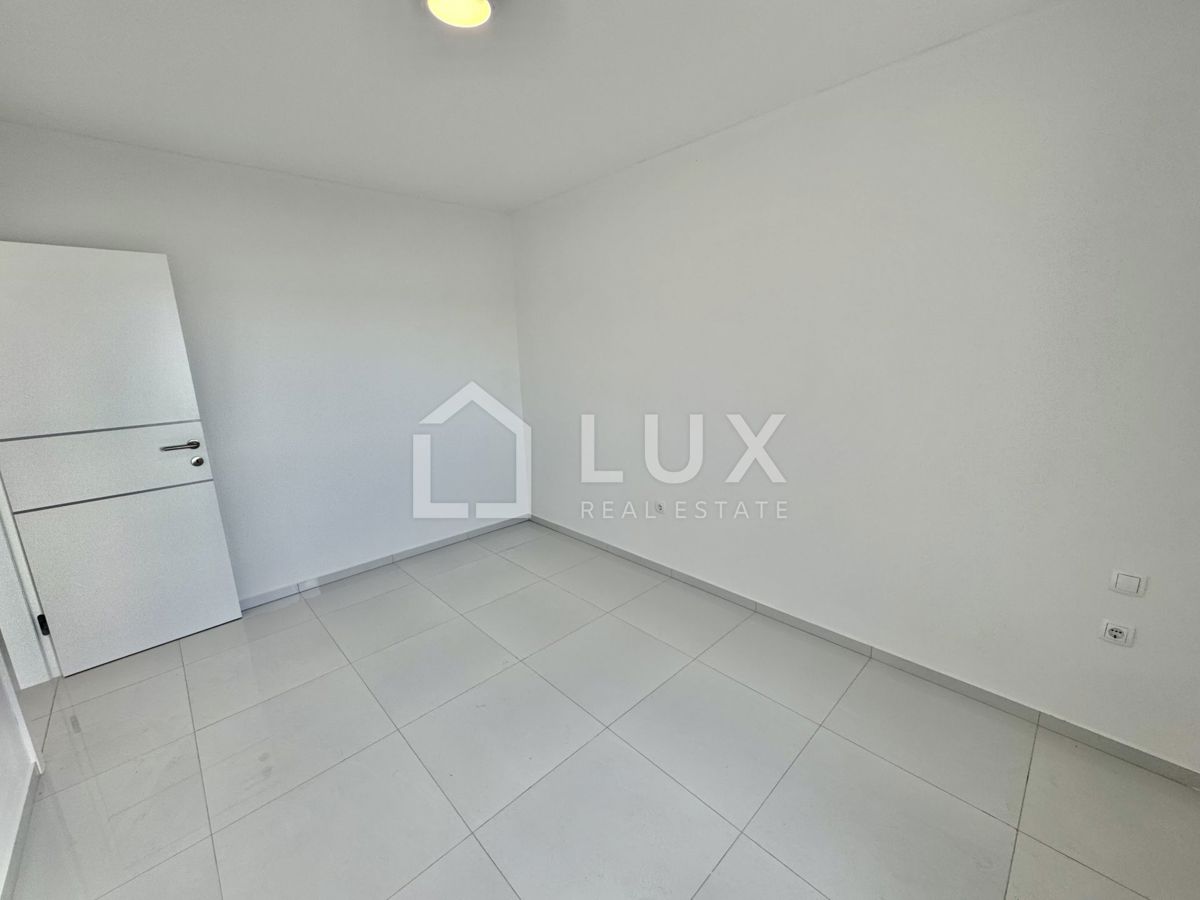 CRIKVENICA - dvoetažni apartma, 150m do morja, novogradnja
